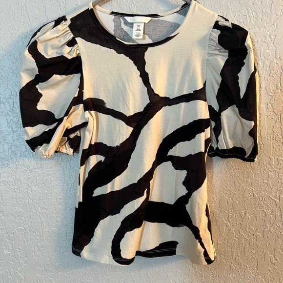 Woman’s puff sleeve blouse - Picture 2 of 2